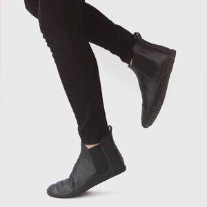 Drifter Leather Chelsea Boots, Matte Black Leather, EUC